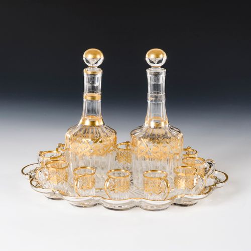 Schnapsservice auf Tablett 

托盘上的杜松子酒服务。 
19世纪下半叶。
无色玻璃，切割和装饰的黄金，错位的装饰。
套装包括2个刻面&hellip;