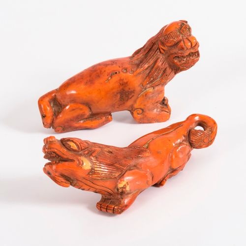 Paar Löwen aus Koralle 

Pair of lions made of coral. 

L 14 cm.
Stylized figure&hellip;