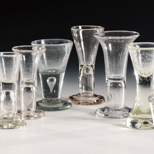 6 Schnapsgläser 

6个注射杯。 
19世纪下半叶。
无色，部分略带锰的染色玻璃，5倍于破损。高10,5 - 13厘米。
6个不同的所谓的 "K&hellip;