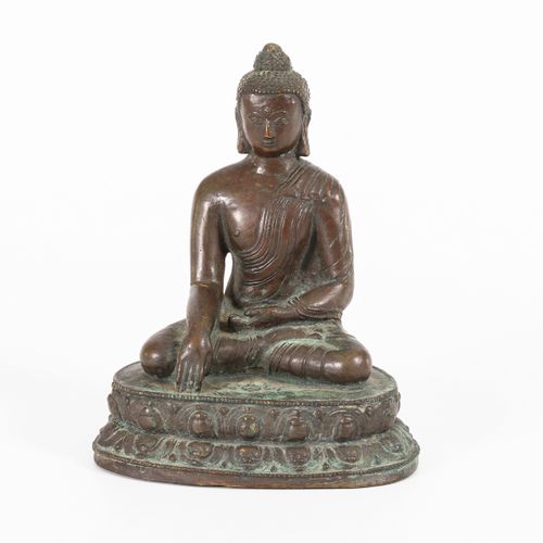 Bronze-Buddha 

青铜佛像。 

高22厘米。4,5公斤。
佛陀在交错的座位上，有触地的姿态。非常厚的壁，没有铸造模具的痕迹。