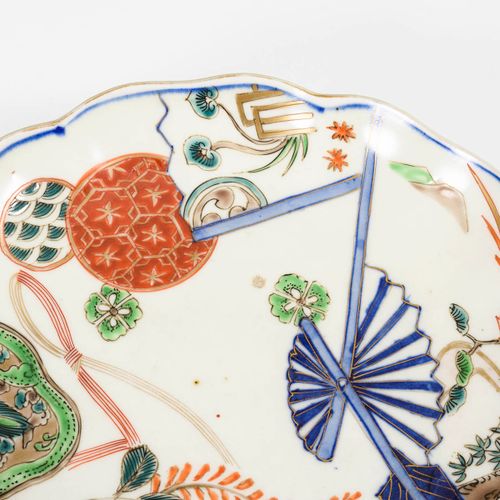 Kleine Schale mit Fächerdekor 

带扇形装饰的小碗。 
可能是日本。
瓷器，部分涂有釉下蓝色、绿色、红色和金色。直径22厘米。
波&hellip;