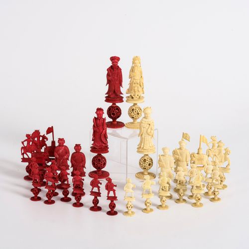 Schachspiel mit Elfenbeinfiguren 

Juego de ajedrez con piezas de marfil. 

Tabl&hellip;