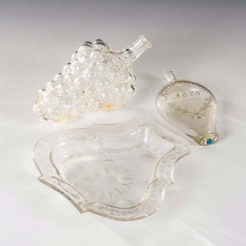 Traubenflasche, Plattflasche und Schale 

葡萄瓶、扁瓶和碗。 
18/19世纪下半叶。
无色玻璃。
葡萄形状的小瓶子（&hellip;