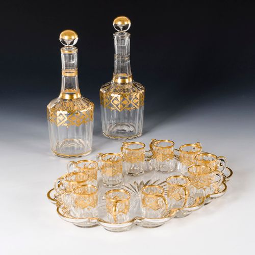 Schnapsservice auf Tablett 

托盘上的杜松子酒服务。 
19世纪下半叶。
无色玻璃，切割和装饰的黄金，错位的装饰。
套装包括2个刻面&hellip;