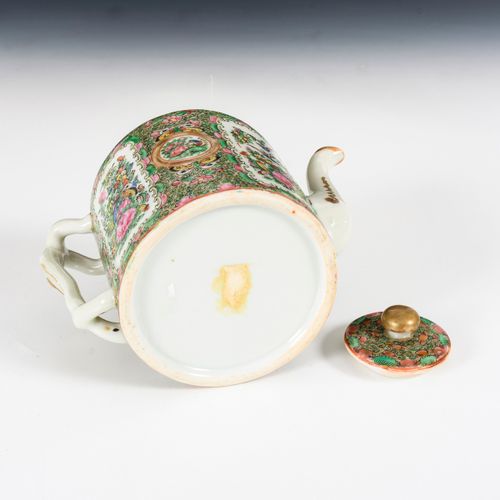 Teekanne mit Blumenmalerei 'famille verte' 

茶壶与花卉画 "famille verte"。 
中国。
瓷器上的多色&hellip;