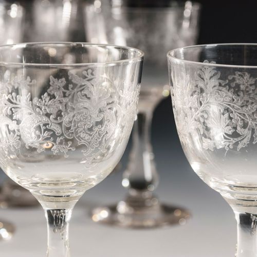 8 Weingläser mit Ätzdekor 

8个带蚀刻装饰的酒杯。 
20世纪上半叶。
无色玻璃。高14厘米。
腹式碗，带花卉蚀刻装饰，巴勒斯特柄，&hellip;