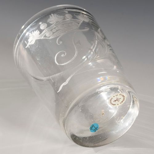 Becher mit Initiale 

杯子上有一个首字母。 
18世纪末/19世纪初。
无色，略带气泡的玻璃；拆除。高10,5厘米。
杯子略呈圆锥形。杯子&hellip;