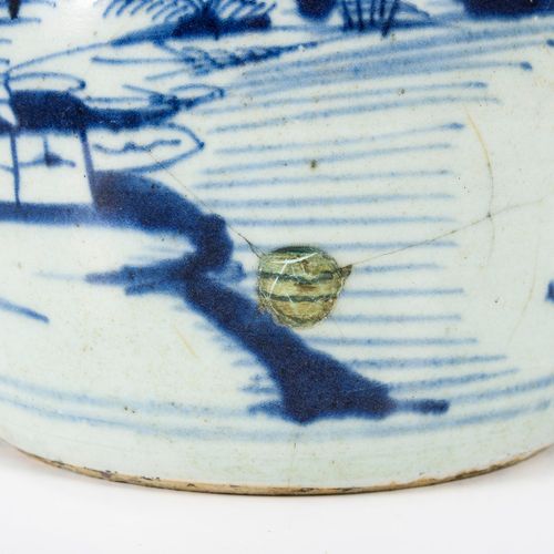 Paar 'Ingwertöpfe' mit Blaumalerei 

一对蓝色绘画的 "姜壶"。 
中国。
瓷器上有釉下蓝画。高16厘米。
带有类似风格化水&hellip;