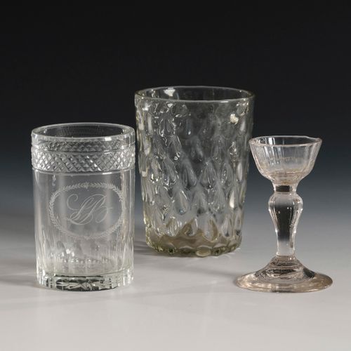Kelchglas und 2 Becher 

Calice e 2 tazze. 
Prima metà del XIX secolo.
Vetro inc&hellip;