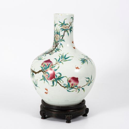 Große, museale Vase mit Pfirsichen und Pfirsichblüten 

Große, museale Vase mit &hellip;