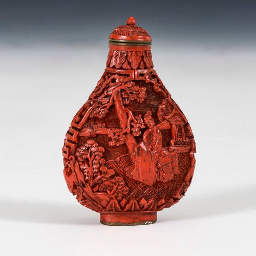 Rotlack Snuffbottle 

红色漆器鼻烟壶。 
可能是中国。有乾隆年款（1736-95）。
高7,5厘米。
黄铜主体上有非常精细的浮雕，每件都有&hellip;