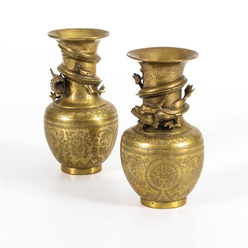 Paar Messingvasen 

Coppia di vasi in ottone. 
H 19,5 cm, con base 23 cm.Cina.Se&hellip;