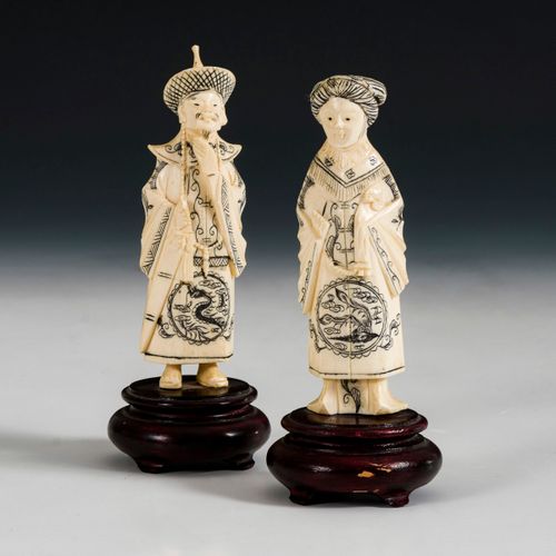 2 Figuren -  Elfenbein 

2个数字--象牙。 
可能是在1920年左右。中国。
高13厘米，带底座。
高层人士的代表。男人带着龙形饰物，&hellip;