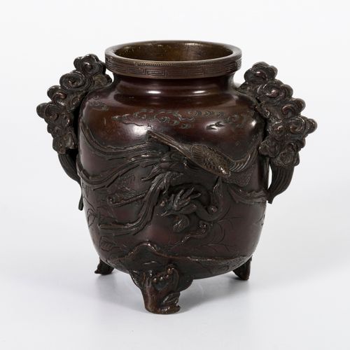 Bronzevase mit Phönix 

Bronze vase with phoenix. 
Meiji period.Japan.
16,5 cm.
&hellip;