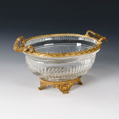 Schale mit Bronzemontierung 

带有青铜安装的碗。 
1880年左右。法国。
无色模具吹制的玻璃，有长方形切割和底部星形。高11,5&hellip;