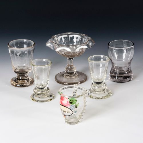 Zuckerschale, 4 Kelchgläser und Spinnrad-Netznäpfchen 

糖碗，4个高脚杯和纺车网杯。 
19世纪。
无色&hellip;