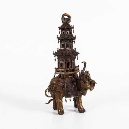 Elefant mit  Pagodenaufsatz 

Elephant with pagoda top. 
East Asia.
Bronze.Total&hellip;