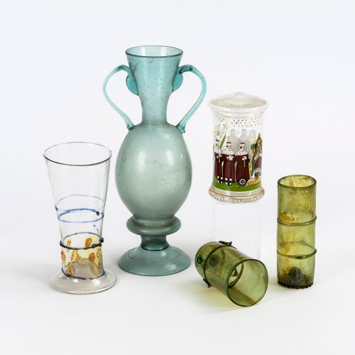 Vase, Bierglas, Deckelglas und 2 Becher 

花瓶，啤酒杯，有盖玻璃杯和2个不倒翁 。 
19世纪。

1个绿色玻璃花瓶，&hellip;