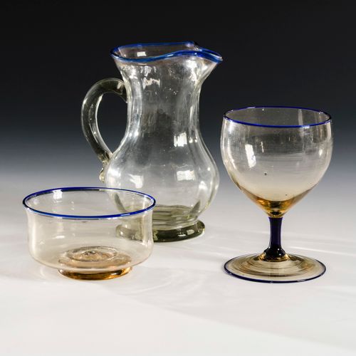 Krug, Weinglas und Schale mit Blaurand 

Pichet, verre à vin et bol avec bord bl&hellip;