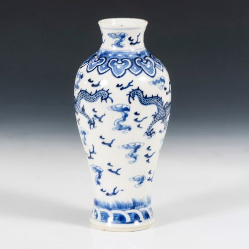 VASE MIT DRACHENDEKOR 

龙形装饰的花瓶。 
中国。标记的。
瓷器上有釉下蓝画。高22,5厘米。
小柱形花瓶，云纹间有两条龙的装饰。颈部边&hellip;