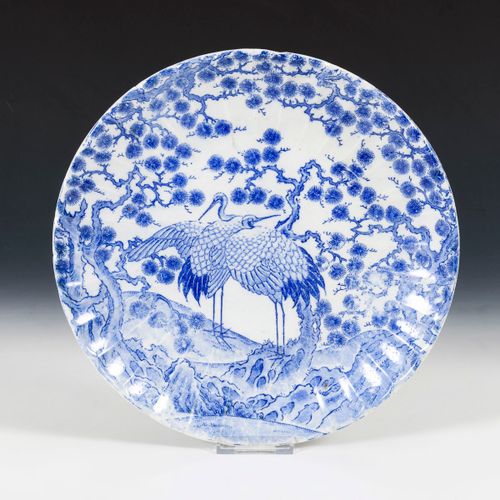 Fächerplatte mit Kranichen 

Plaque de ventilation avec grues. 
Japon.
Porcelain&hellip;