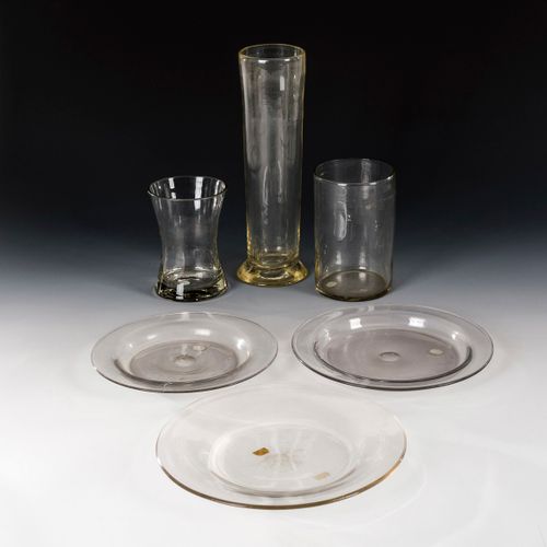 3 Teller und 3 Gläser 

3 plates and 3 glasses. 
End of the 18th/beginning of th&hellip;