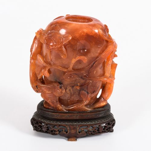 Geschnitztes Gefäß aus rötlichem Stein 

Vaisseau sculpté en pierre rougeâtre. 
&hellip;