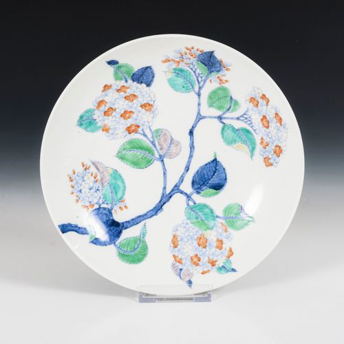 Teller mit Hortensie 

Placa con hortensias. 
Asia Oriental.
Porcelana, parcialm&hellip;