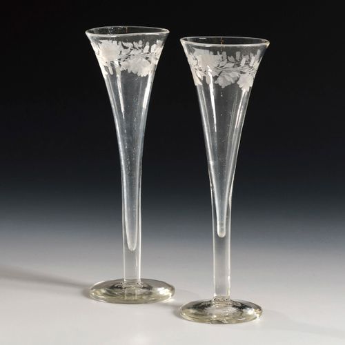 Paar Sektflöten 

一对香槟酒杯。 
19世纪。
无色玻璃，雕刻；拆毁。高22厘米。
细长的高脚杯，刻有橡树叶带，圆底。由于制造原因，脚上有1个&hellip;