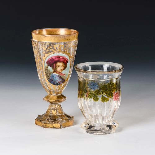 Kelchglas und Becher mit Emailmalerei 

珐琅彩画的高脚杯和酒杯。 
19世纪下半叶。
无色玻璃，有多色珐琅彩绘和金色装饰&hellip;