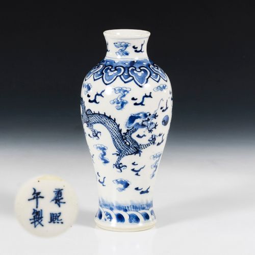 VASE MIT DRACHENDEKOR 

Vase with dragon decoration. 
China.Marked.
Porcelain wi&hellip;