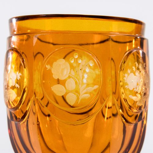 Kelchglas 

高脚杯。 
19世纪下半叶。波西米亚。
无色，琥珀色的彩色玻璃。高14厘米。
六个刻面的玻璃，卵圆形杯，点头柄和多通道脚。在六个高度切割&hellip;