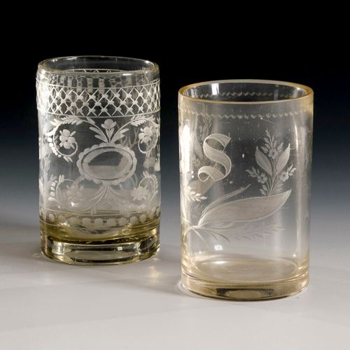 2 Empire-Walzenbecher 

2个帝国滚筒杯。 
1800年左右。
无色玻璃，切割装饰。高12厘米。
1x有风景中的雄鹿图案/ 1x有 "D.&hellip;