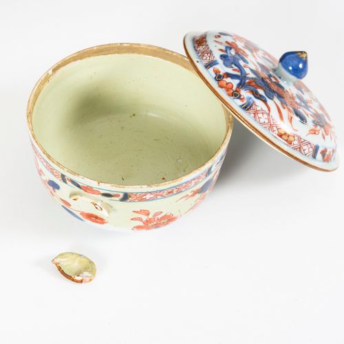 Kleine Imaridose 

Small imaridosis. 
18th c.Japan.
Porcelain.
Bowl with two han&hellip;