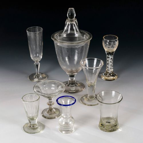 Deckelglas und 7 verschiedene Formgläser 

Bicchiere con coperchio e 7 bicchieri&hellip;