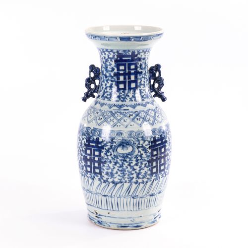 Vase "Doppelte Freude" mit Handhaben 

花瓶 "双喜 "带手柄。 
中国。
瓷器上有釉下蓝画。高43厘米。
笔触在精力充沛&hellip;