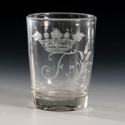 Becher mit Initiale 

杯子上有一个首字母。 
18世纪末/19世纪初。
无色，略带气泡的玻璃；拆除。高10,5厘米。
杯子略呈圆锥形。杯子&hellip;