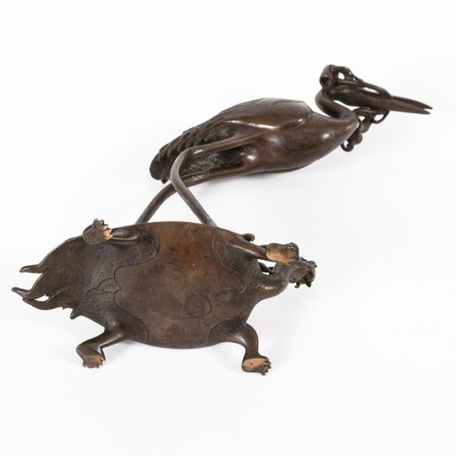 Kranich auf Schildkröte 

乌龟身上的鹤。 
可能是明治时期。日本。
青铜器。高23厘米。
小游戏中嘴里含着荷花茎的鸟。对幸运象征的精细&hellip;
