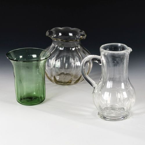 2 Vasen und 1 Krug 

2个花瓶和1个壶。 
19世纪上半叶。
2个无色玻璃，1个森林绿色玻璃；拆毁。
球形花瓶（高16厘米），火山口花瓶（高&hellip;
