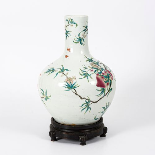 Große, museale Vase mit Pfirsichen und Pfirsichblüten 

博物馆的大花瓶里有桃子和桃花。 
中国。标有康熙&hellip;