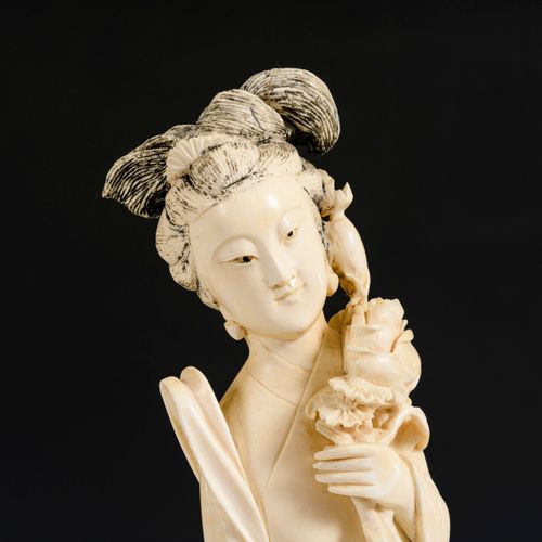 Elfenbein - Geisha  mit Fächer und Blüte 

Marfil - Abanico y flor de Geishamit.&hellip;