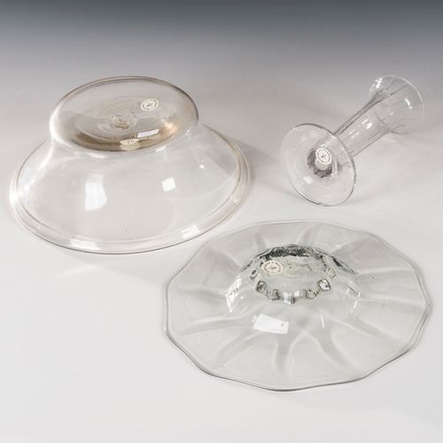 Schale, Teller und Vase 

碗，盘子和花瓶。 
17/18/19世纪。
无色玻璃；2倍于破损。
巴洛克式盘子，带棱纹装饰（直径19厘米）&hellip;