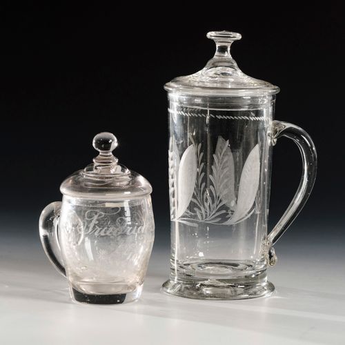 2 Deckelgläser 

2个带盖玻璃杯。 
19世纪。
无色，1个略带锰色的玻璃；1个有破损，1个错位的破损。
1个圆柱形壶，带带状手柄，旋钮式盖子和&hellip;