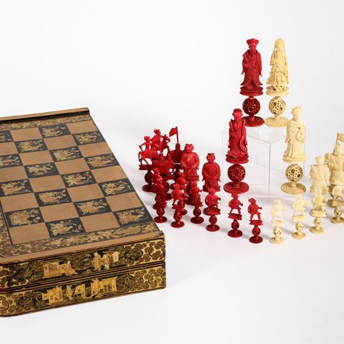 Schachspiel mit Elfenbeinfiguren 

Chess set with ivory pieces. 

Game board clo&hellip;