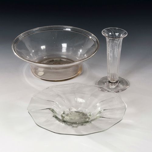 Schale, Teller und Vase 

Bol, assiette et vase. 
17e/18e/19e s..
Verre incolore&hellip;