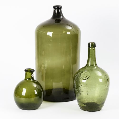 3 große Waldglasflaschen 

3个大的森林玻璃瓶。 
19世纪。德国人。
橄榄绿玻璃。
大圆柱形瓶子（高56厘米）。/ 球形瓶（高22.&hellip;