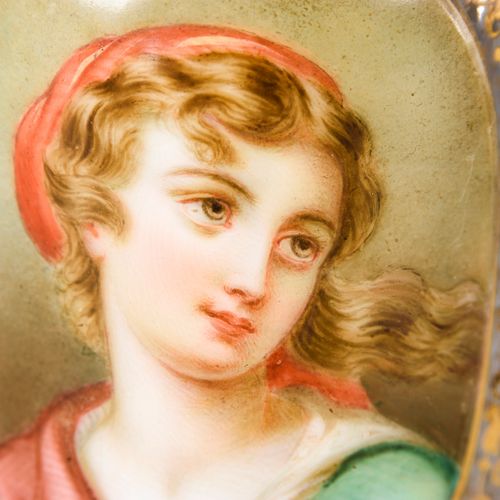 Flakon mit Damenporträt 

带有女士肖像的灯塔。 
19世纪下半叶。
透明玻璃，白色覆盖物，多色珐琅彩绘，金色绘画。高12厘米。
带球塞&hellip;