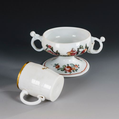 Milchglas-Fußschale und -becher 

牛奶玻璃有脚碗和杯子。 
18世纪末。可能是波西米亚。
乳白色的牛奶玻璃，多色珐琅画，金画；&hellip;