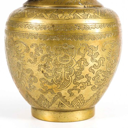 Paar Messingvasen 

一对铜质花瓶。 
高19.5厘米，带底座23厘米。中国。底部有不同的标记。
黄铜。
栏杆形状，在装饰性框架中刻有字符。一&hellip;