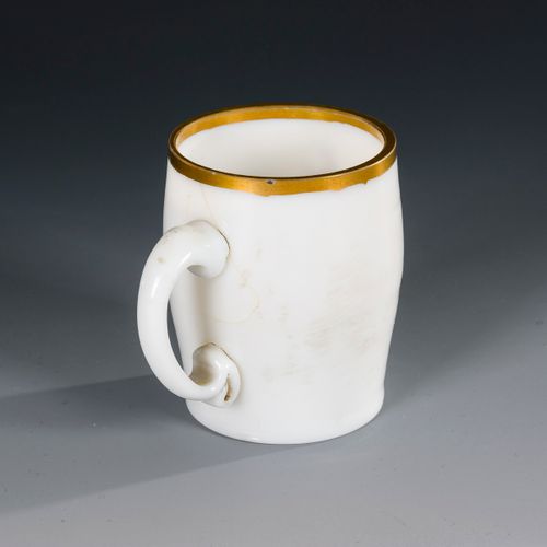 Milchglas-Fußschale und -becher 

牛奶玻璃有脚碗和杯子。 
18世纪末。可能是波西米亚。
乳白色的牛奶玻璃，多色珐琅画，金画；&hellip;